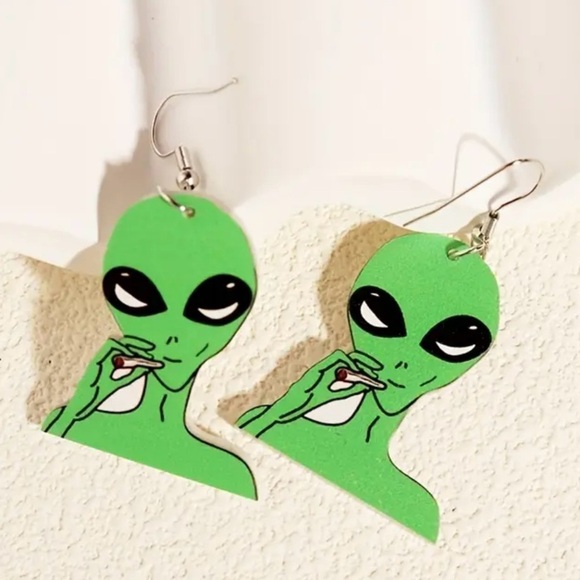 Green Alien Smoking Earrings – Funny Weirdcore Space Halloween Jewelry - Picture 4 of 11